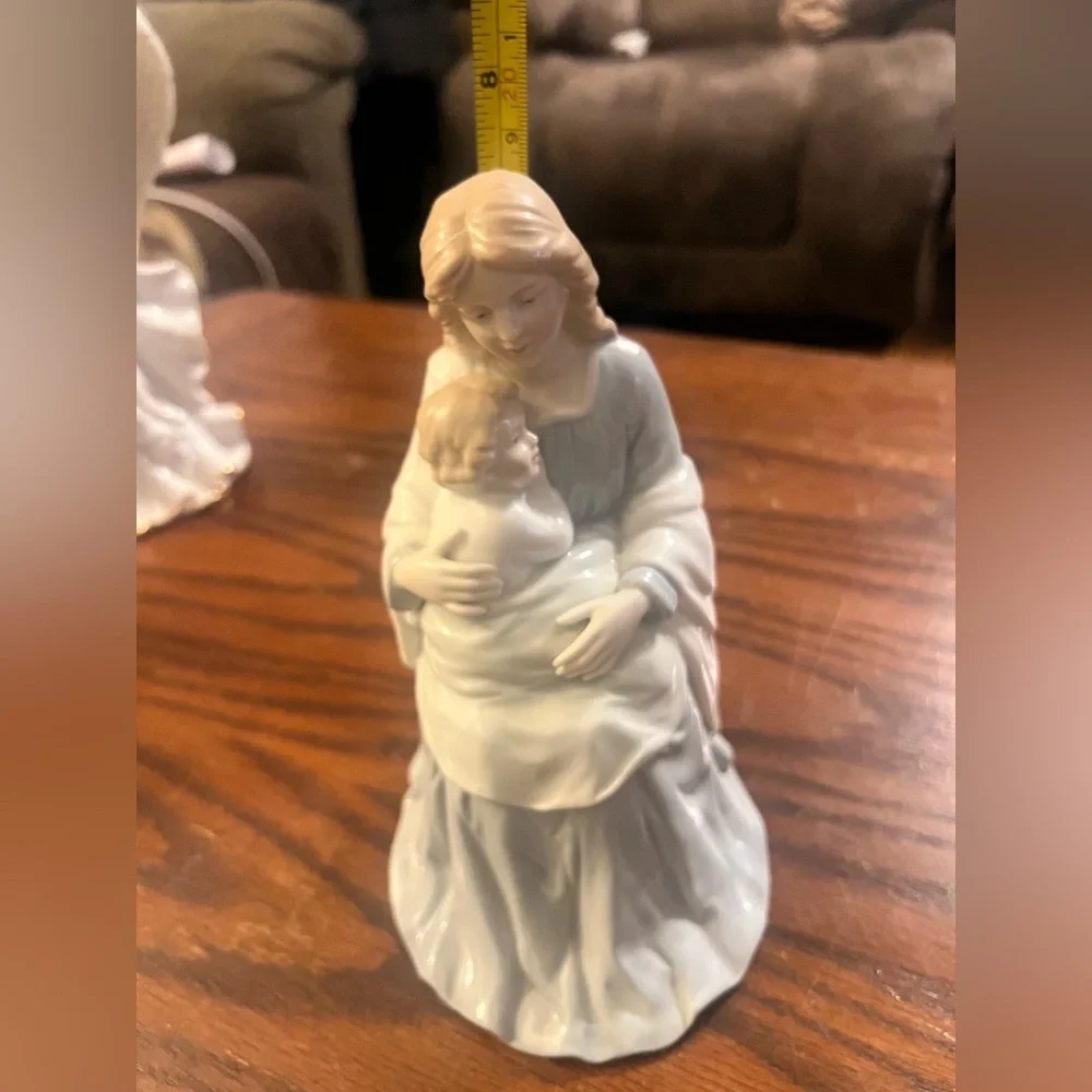 Vintage Homco Ceramic Figurine with White and Cream Tones